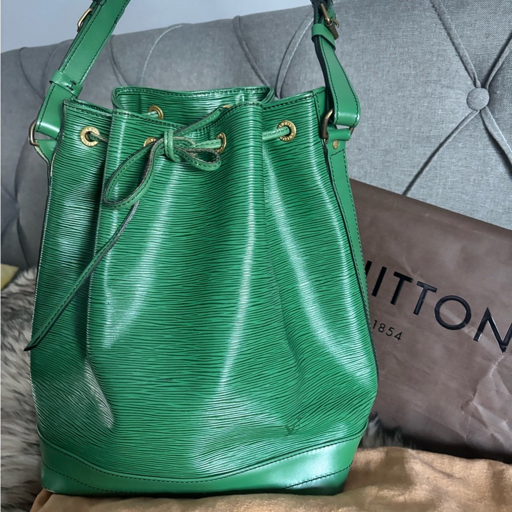 LV Noe epi leather bag